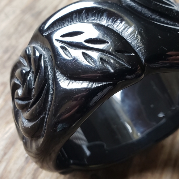 BLACK ROSES Lucite Wide Bangle - Picture 6 of 8
